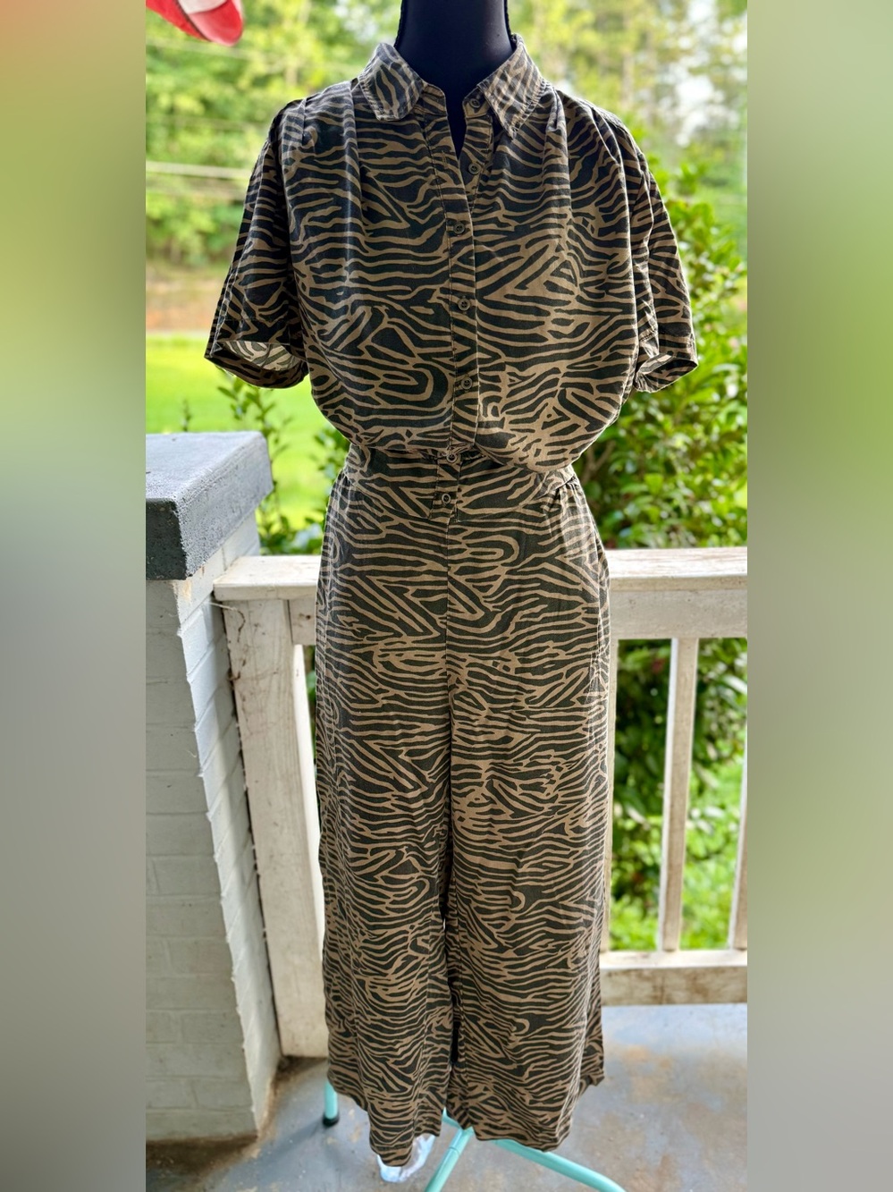 Jane and Delancey Taupe and Black Zebra-Print 2 Piece Pant Suit Sz Small‎